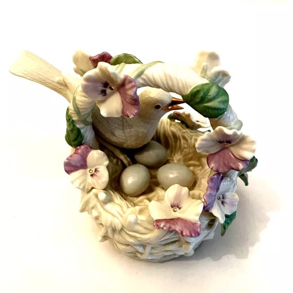 Bird in Basket Music Box Song is APRIL SHOWERS is loud and clear 4" x 4 3/4" - Picture 4 of 6